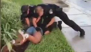 Clip: Cảnh sát Mỹ đấm liên tiếp vào mạng sườn bé gái 14 tuổi