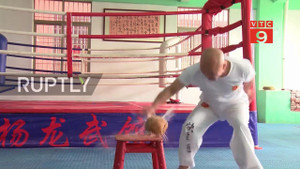 Clip: 'Vua Kungfu' Trung Quốc tay không chặt vỡ 150 quả dừa trong 48 giây