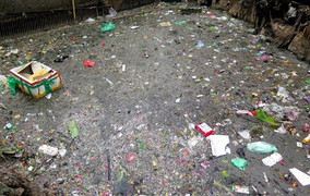 Dân Hà Nội sống mòn bên 'bể phốt lộ thiên' cải tạo 6 năm không xong