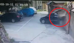 Clip: Nữ tài xế đỗ xe dở kinh hoàng, húc liên tiếp 3 ô tô rồi lùi đâm thủng tường gạch