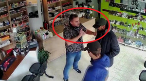Ngây thơ tin lời chủ cửa hàng, băng cướp bị tóm gọn theo cách không tưởng