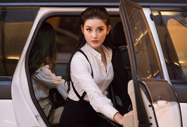Huyền My được hộ tống tới sự kiện bằng xe sang