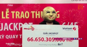 Video: Nữ khách hàng Quảng Ninh đeo mặt nạ đi lĩnh giải Jackpot 66,6 tỷ đồng