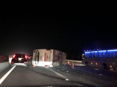 Video: Xe khách gặp nạn, lật ngang trên cao tốc Hà Nội-Hải Phòng