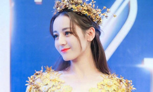 Địch Lệ Nhiệt Ba 'cao giá' hơn Triệu Lệ Dĩnh, Dương Mịch, Angela Baby