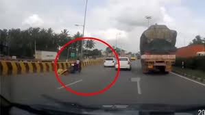 Video: Bố mẹ bị hất văng, con gái 5 tuổi thoát chết ngoạn mục khi vẫn ngồi trên xe phân khối lớn