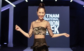 Dương Thuỳ Linh mặc váy xuyên thấu làm MC Tuần lễ thời trang