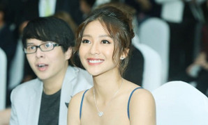 Khả Ngân đeo trang sức tiền tỷ, lần hiếm hoi diện trang phục quyến rũ