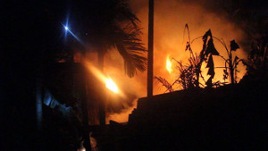 Cụ ông được cứu khỏi căn nhà cháy ở Đồng Nai