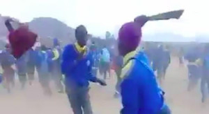 Hình ảnh bạo lực học đường ở Nam Phi gây sốc mạng xã hội