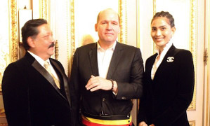 Trương Thị May tặng quà đặc biệt cho thị trưởng thủ đô Brussels, Bỉ