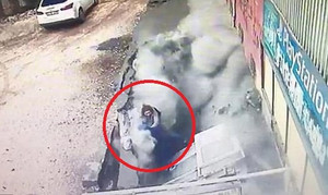 Clip: Mặt đất nứt toác như tận thế nuốt chửng 2 phụ nữ