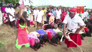 Video: Phát hoảng cảnh phụ nữ xếp hàng chờ 'ăn roi', mong xua đuổi quỷ dữ