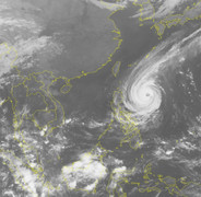 Sức gió mạnh nhất của siêu bão Yutu gần Biển Đông giảm xuống cấp 15