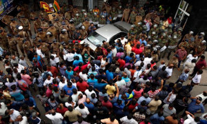 Vệ sỹ của bộ trưởng Sri Lanka nổ súng vào người biểu tình