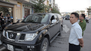 Tài xế ô tô khai bị đập vỡ kính xe trước ngân hàng, mất 3,5 tỷ đồng ở Quảng Ninh