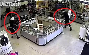 Clip: Đập mãi không vỡ kính, tên cướp còn bị đứt tay chảy máu, lộ ADN