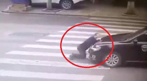 Clip: Những pha ăn vạ giao thông trơ trẽn đến nực cười ở Trung Quốc