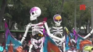 Video: 'Hài cốt, thây ma' đổ bộ xuống đường trong 'Ngày của Người chết'