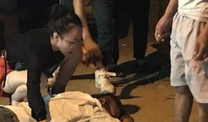 Va chạm với xe CX5, tài xế taxi bị bắn đạn cao su, chèn xe qua người giữa phố Hà Nội