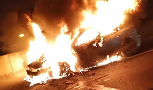 Clip: Ô tô Mazda 3 cháy ngùn ngụt trên đường vành đai 3 Hà Nội