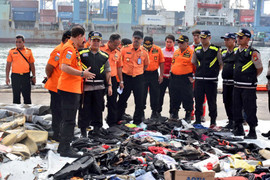 Sau 3 ngày, cứu hộ Indonesia vẫn chưa thể tiếp cận xác máy bay gặp nạn