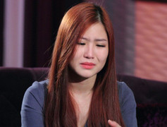 Bệnh gì khiến ca sĩ Hương Tràm tự bóc da tay đến rỉ máu?