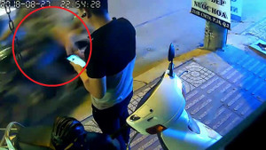 Clip: Pha cướp điện thoại hụt trên phố Sài Gòn khiến dân mạng thót tim