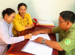 Bà phụ quán cơm trả lại hơn 3 lượng vàng nhặt được ở Bến Tre