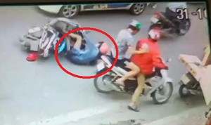 Clip: Gã trai cố tình đạp phụ nữ đi xe máy lao vào đầu taxi gây phẫn nộ