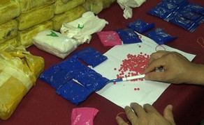 Hành khách mang chất nghi ma túy lên máy bay