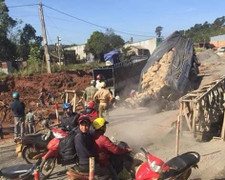 Tông sập cầu tạm trên đường Hồ Chí Minh, xe tải lao xuống suối