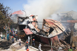 Video: Toàn cảnh cháy lớn thiêu rụi xưởng gỗ hàng trăm mét vuông tại Hà Nội