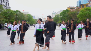 Cặp đôi dân tộc Thái 'náo loạn' phố đi bộ với màn tỏ tình độc đáo