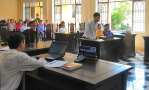 Bị từ chối lời mời cà phê, xách rựa chém chết con cô ruột