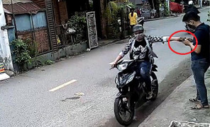 Clip: Dùng điện thoại ngoài đường, bị cướp giật phăng trong 'một nốt nhạc'