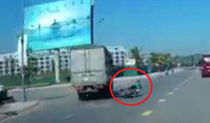 Clip: Xe tải đánh lái tránh phụ nữ sang đường như phim hành động