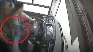 Clip: Khách nữ đánh nhau với tài xế, xe buýt lao xuống sông, 15 người chết thảm