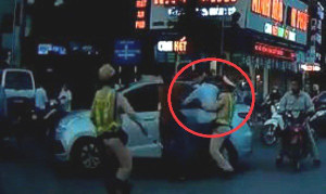 Clip: Lôi tuýp nước định đánh người sau va chạm, tài xế taxi bị CSGT khống chế