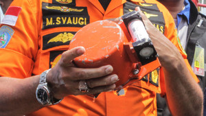 Hộp đen máy bay Indonesia vừa tìm thấy bị hư hại nặng, thách thức đội điều tra