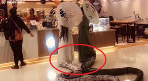 Clip: 2 mỹ nữ cosplay Thanh Xà, Bạch Xà đại náo trung tâm mua sắm