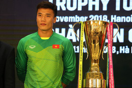 Bùi Tiến Dũng hồi hộp đứng cạnh Cúp Vàng AFF Cup