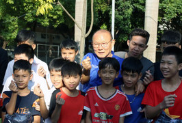 HLV Park Hang Seo làm điều ý nghĩa trước ngày đi Lào đá AFF Cup