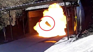 Clip: Nổ thuốc súng kinh hoàng, lửa bùng lên nuốt chửng nam công nhân