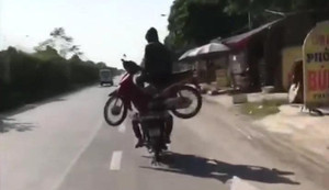 Clip: Màn biểu diễn nguy hiểm của 'Người vận chuyển' phiên bản Việt