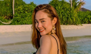 Khoe ảnh diện bikini nắm tay trai lạ được cho là người yêu, Minh Hằng khiến fan phát sốt
