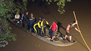 Với tay giữ xe đạp, bé gái rơi xuống sông mất tích trên đường đi học về