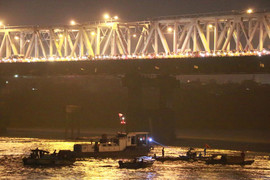 Ô tô tông gãy lan can cầu Chương Dương, lao xuống sông Hồng mất tích