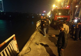 Video: Hiện trường ô tô tông gãy lan can cầu Chương Dương, rơi xuống sông Hồng