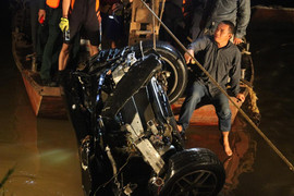 Tìm thấy ô tô tông gãy lan can cầu Chương Dương, lao xuống sông Hồng